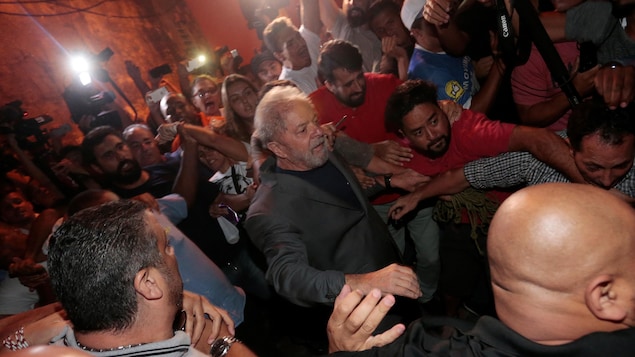 L'ex-président brésilien Lula en compagnie de partisans.