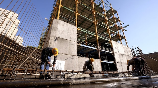 Des travailleurs à l'oeuvre sur un chantier à Téhéran, en Iran. Des travailleurs à l'oeuvre sur un chantier à Téhéran, en Iran.