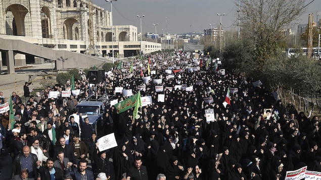 Des manifestants défilent dans une rue de Téhéran, en Iran.