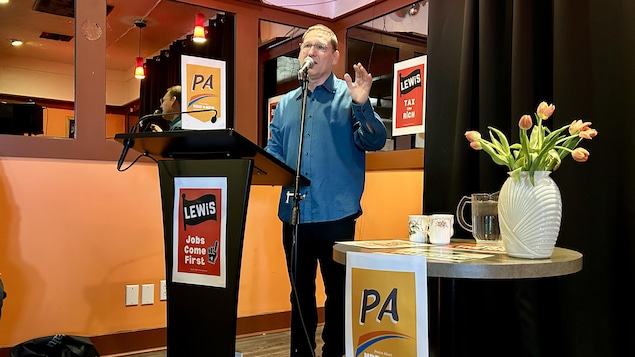 Awi Lewis, chef du Nouveau Parti Démocratique de la Sasaktchewan fait un discours.