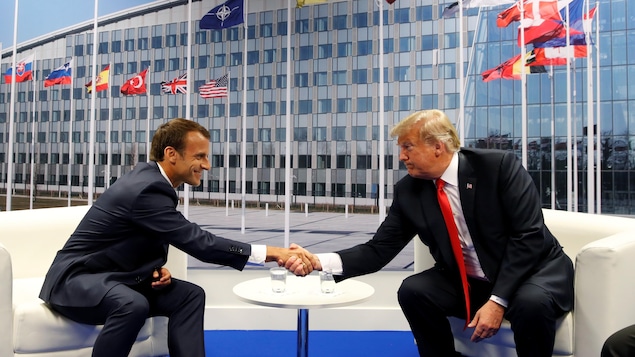 Emmanuel Macron et Donald Trump se serrent la main lors d'une rencontre à Bruxelles. Emmanuel Macron et Donald Trump se serrent la main lors d'une rencontre à Bruxelles.
