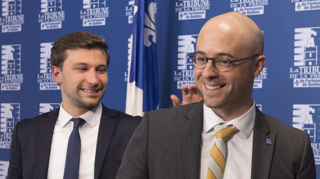 Le coporte-parole de Québec solidaire Gabriel Nadeau-Dubois et l'ancien chef d'Option nationale Sol Zanetti.