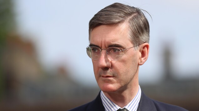 Un homme portant des lunettes. Un homme portant des lunettes.
