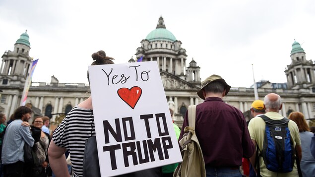 Une femme portant une pancarte contre le président Donald Trump lors d'une manifestation. Une femme portant une pancarte contre le président Donald Trump lors d'une manifestation.