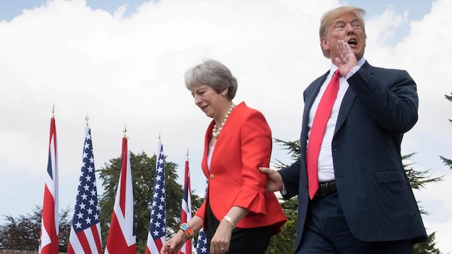 Theresa May et Donald Trump marchant côte à côte. Theresa May et Donald Trump marchant côte à côte.
