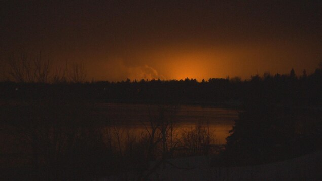 Un ciel orangé éclairé par les lumières des Serres Toundra.