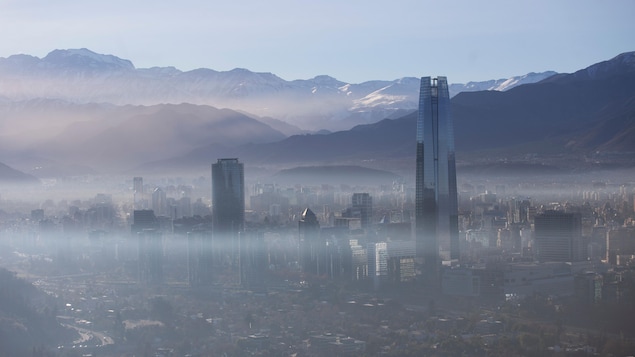 La ville de Santiago dans le brouillard.