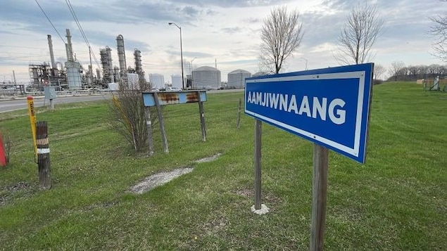 Un panneau indique la présence de la Première Nation Aamjiwnaang près de Sarnia.