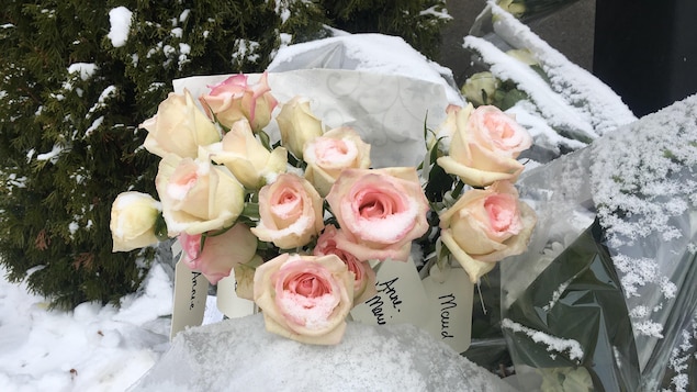 Un bouquet de 14 roses avec le nom de chaque victime a été déposé en leur mémoire en ce 6 décembre.