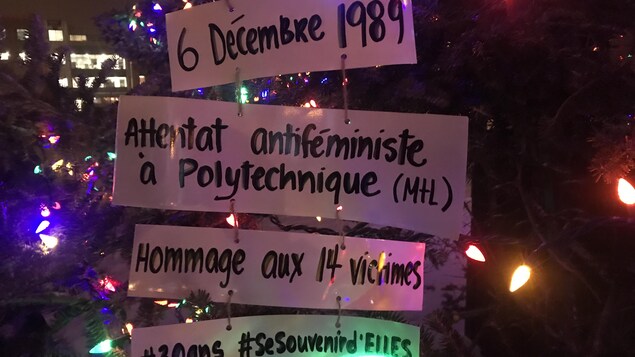 Une commémoration a eu lieu devant l'hôtel de ville de Sherbrooke, le 6 décembre 2019.