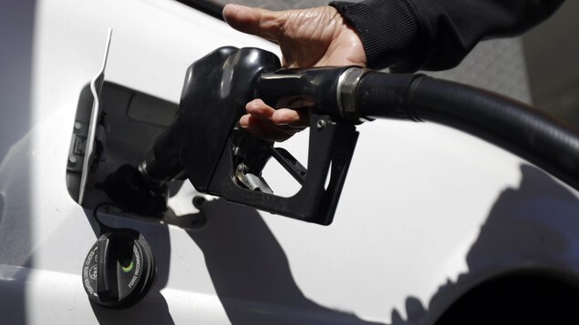 Un automobiliste fait le plein.