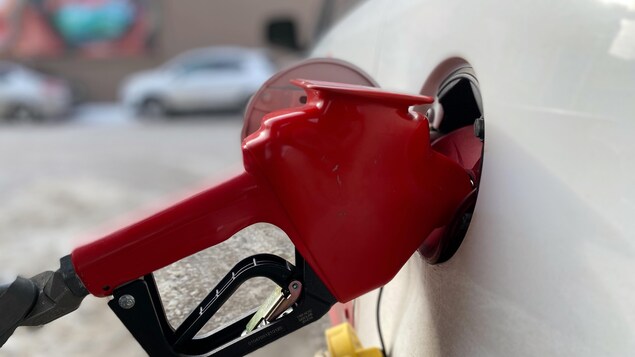 Le prix moyen du litre d’essence franchit les 2 $ pour la première fois au Canada