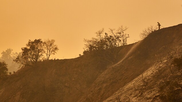 Un pompier termine de combattre un incendie dans les montagnes de Carpintiera, dans le nord-ouest de la Californie, le 12 décembre 2017. Un pompier termine de combattre un incendie dans les montagnes de Carpintiera, dans le nord-ouest de la Californie, le 12 décembre 2017.