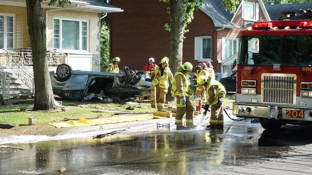 Les pompiers ont été appelés sur les lieux de l'accident. Les pompiers ont été appelés sur les lieux de l'accident.