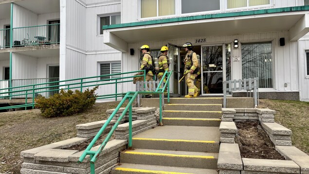 Des pompiers devant l'immeuble à logements