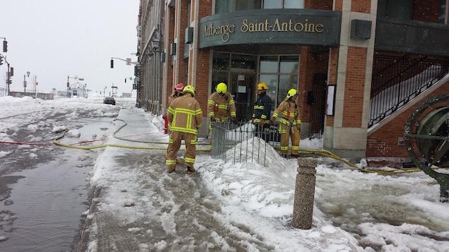 Les pompiers doivent pomper l'eau qui s'est infiltrée à l'Auberge Saint-Antoine.