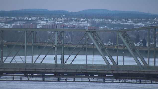 Fermeture des commerces : les Québécois se rendent en Ontario