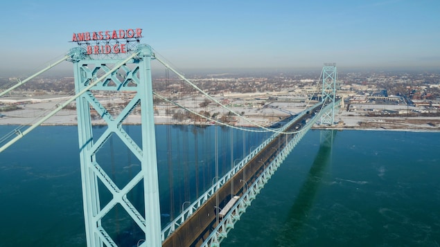 Le pont Ambassadeur photographié par un drone au-dessus de la rivière Detroit.