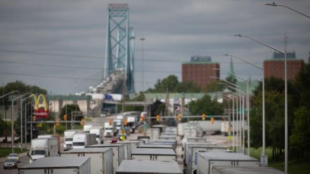 This file photo shows customs on the Canadian side of the Ambassador Bridge in Windsor, Ont. (Patrick Morrell/CBC)