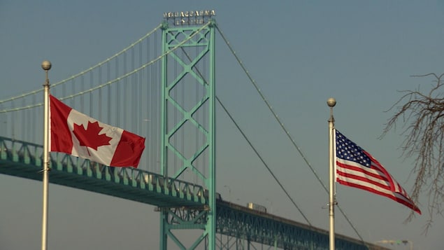Le pont Ambassador relie Windsor à Détroit. Le pont Ambassador relie Windsor à Détroit.
