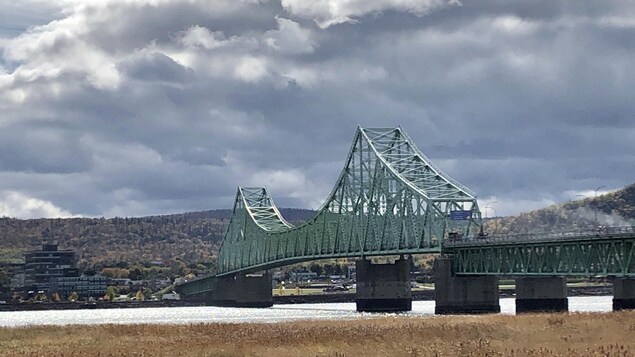 Le pont dans un paysage d'automne.