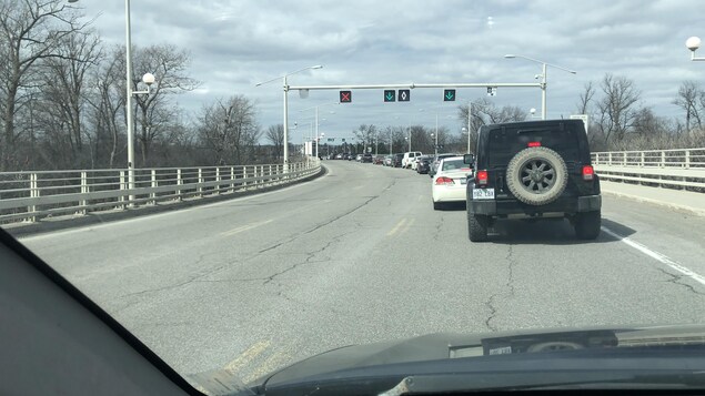 Une filée de voitures sur le pont Champlain.