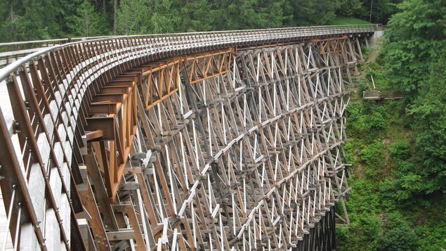 Le pont en bois qui traverse la rivière Koksilah Le pont en bois qui traverse la rivière Koksilah