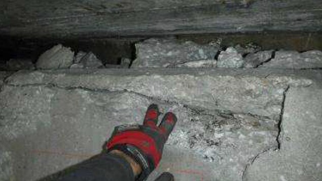 De nombreuses fissures dans le béton sont apparentes. De nombreuses fissures dans le béton sont apparentes.