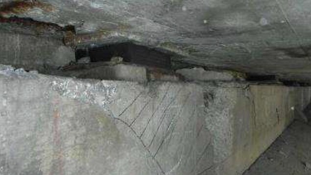 Le béton a éclaté à plusieurs endroits sur le pont. Le béton a éclaté à plusieurs endroits sur le pont.