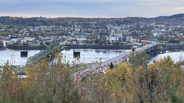 Vue aérienne des voitures sur le pont Dubuc avec vue sur le pont Ste-Anne.