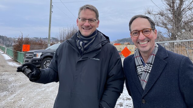 Sylvain Gaudreault et Stéphane Bédard posent devant le pont de Sainte-Anne.