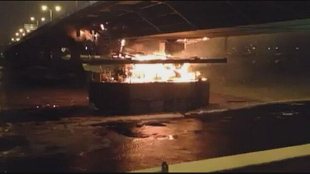 Un feu a pris naissance sous un pont. 