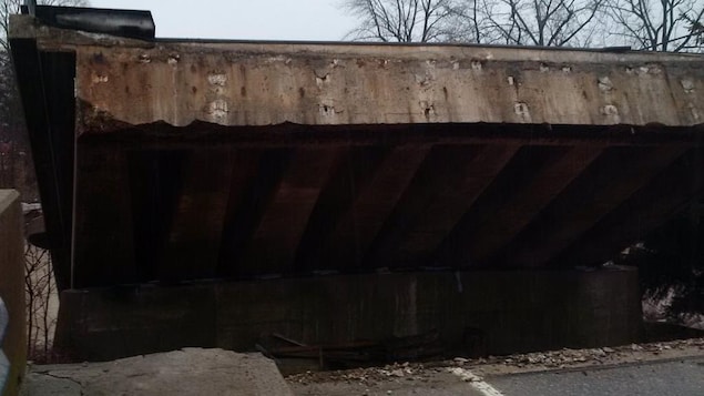 La partie du pont qui s'est brisée. La partie du pont qui s'est brisée.