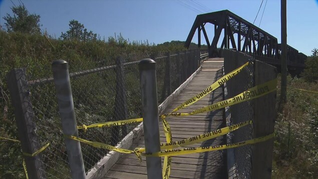 Pont avec des bandeaux jaunes de police Pont avec des bandeaux jaunes de police