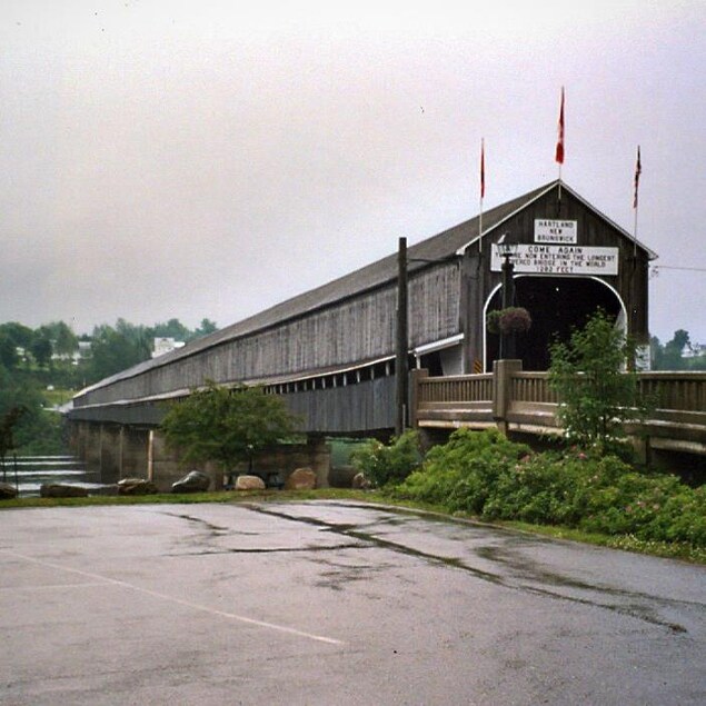 Le pont en bois qui traverse le fleuve Saint-Jean entre Hartland et Somerville