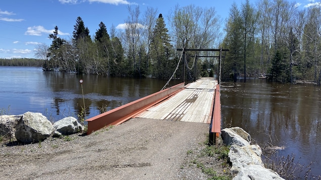 Un pont sur une rivière