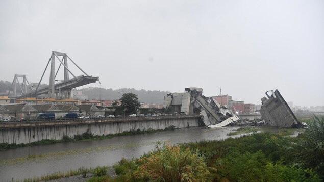 Le pont autoroutier est sectionné dans sa partie surplombant un quartier industriel. Le pont autoroutier est sectionné dans sa partie surplombant un quartier industriel.