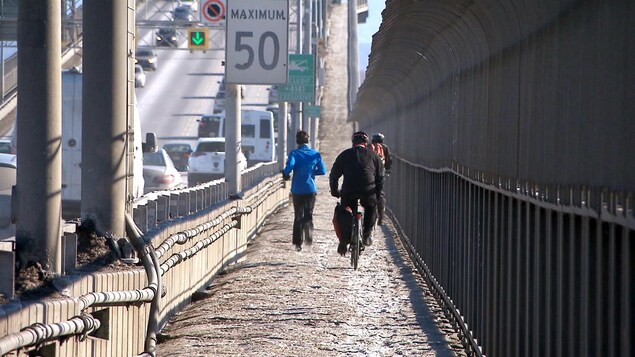 Entre 60 et 100 cyclistes empruntent la piste du pont Jacques-Cartier chaque jour en hiver, même si cela est interdit.