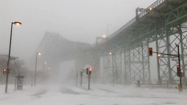Le pont Jacques-Cartier, à Montréal, sous la tempête hivernale.