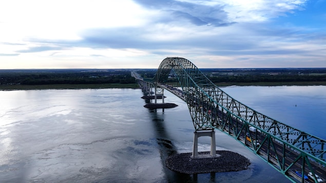 Les véhicules circulent à l'heure de pointe sur le pont Laviolette.