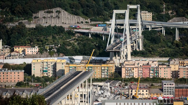 Le pont Morandi, à Gênes en Italie, est partiellement debout après qu’une importante section s'est effondrée le 14 août 2018. Au moins 38 personnes ont été tuées dans cette tragédie. Le pont Morandi, à Gênes en Italie, est partiellement debout après qu’une importante section s'est effondrée le 14 août 2018. Au moins 38 personnes ont été tuées dans cette tragédie.