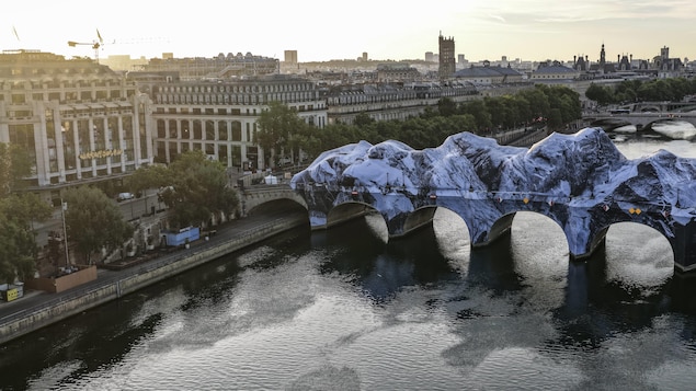 Avez-vous vu cette caverne sur un pont de Paris?