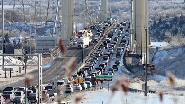 Des voitures circulent au ralenti sur le pont Pierre-Laporte, en direction sud, en hiver.