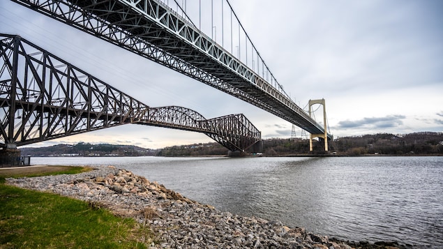Deux ponts surplombent le fleuve Saint-Laurent. 