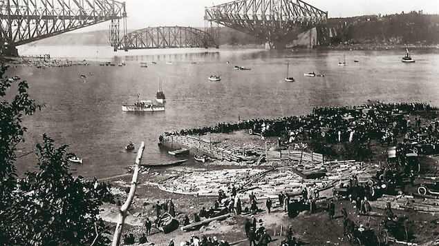 Réinstallation de la travée centrale du pont de Québec (septembre 1917)