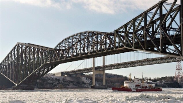 Le pont de Québec en hiver