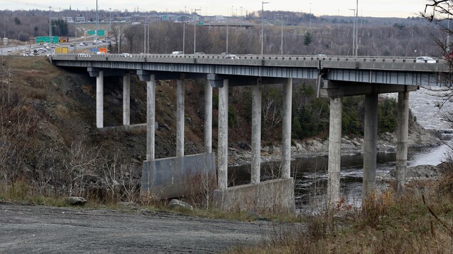 Le pont Risi qui enjambe la rivière Chaudière près du pont Pierre-Laporte Le pont Risi qui enjambe la rivière Chaudière près du pont Pierre-Laporte
