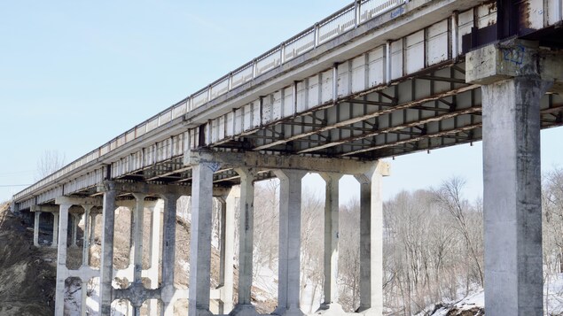 Un pont devant être reconstruit.