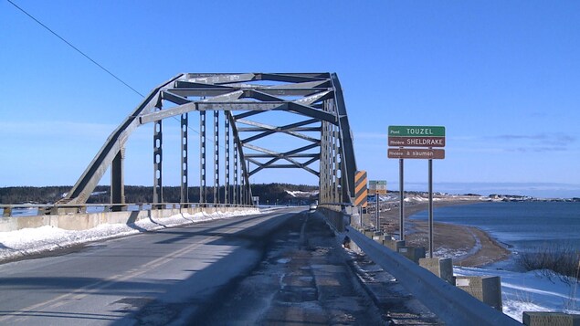 Le pont Touzel passe tout près du fleuve Saint-Laurent.