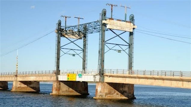 Des élus et des gens d'affaires ont réclamé le remplacement du pont qui relie Shippagan à l'île de Lamèque, à cause de son mauvais état.